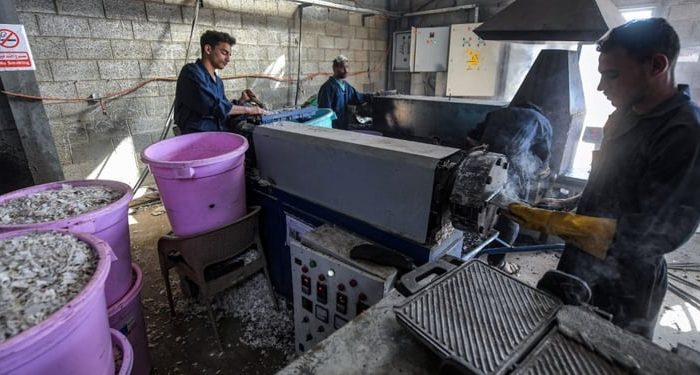 Egypte : une entreprise transforme sans ciment des plastiques en carreaux